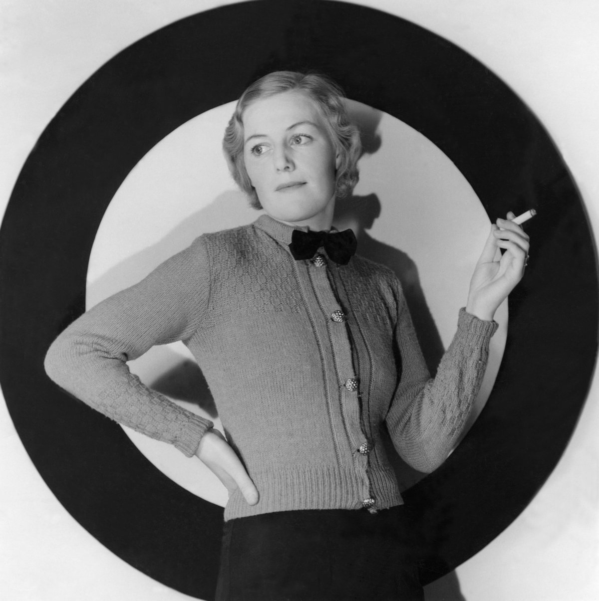 Fitted knitted cardigan with a small bow at the neckline, 1940s style